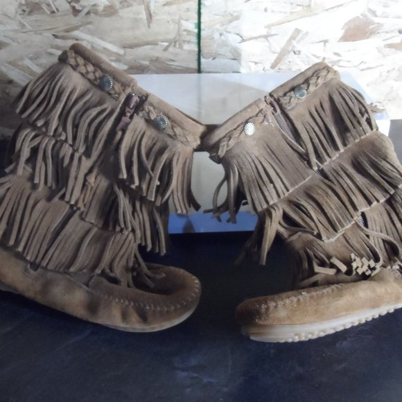 Three Layered Tiers of Fringe Minnetonka Boots - Size 4 - Picture 1 of 7